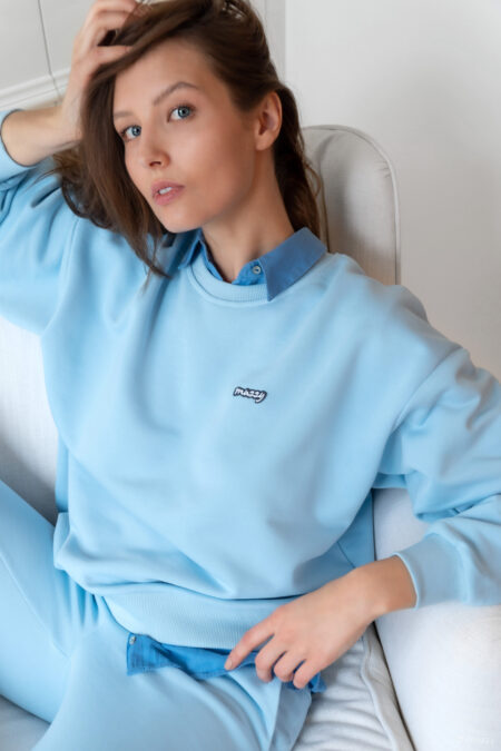 Homewear damski bluza dresowa wkładana przez głowę błękitna Muzzy HOMEWEAR bawełna - przód